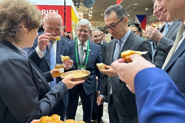 Министър Йоздемир остана очарован от меда от Розовата долина